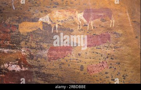 Art rupestre préhistorique San dans une grande grotte de Giants Castle Game Reserve - l'un des sites d'art rupestre les plus grands et les mieux préservés d'Afrique australe. Banque D'Images