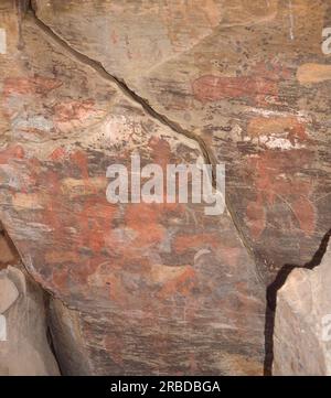 Art rupestre préhistorique San dans une grande grotte de Giants Castle Game Reserve - l'un des sites d'art rupestre les plus grands et les mieux préservés d'Afrique australe. Banque D'Images