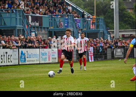 Chris Rigg, milieu de terrain adolescent de Sunderland AFC, est en action contre South Shields FC. Banque D'Images