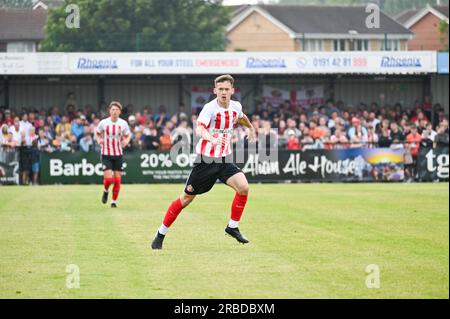 Chris Rigg, milieu de terrain adolescent de Sunderland AFC, est en action contre South Shields FC. Banque D'Images