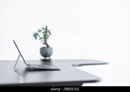 Ordinateur portable de travail sur un bureau debout Banque D'Images