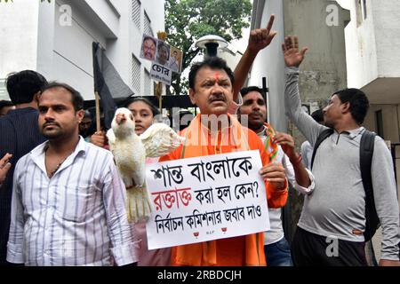 Kolkata, Inde. 08 juillet 2023. Partisans du slogan BJYM (Bharatiya Janata Yuva Morcha) lors de l'agitation contre le vote Chappa, ne permettant pas aux gens ordinaires de voter, pillage des votes et violence dans l'élection Panchayat du Bengale occidental 2023 au Bengale occidental. (Photo de Suraranjan Nandi/Pacific Press) crédit : Pacific Press Media production Corp./Alamy Live News Banque D'Images