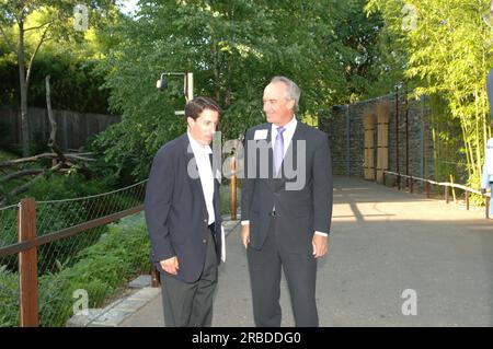 Visite du Secrétaire Dirk Kempthorne au National Zoo, Washington, D.C., pour une tournée et une participation à l'événement Children and nature avec le directeur du National Zoo John Berry, le directeur du Fish and Wildlife Service H. Dale Hall, le journaliste primé et auteur Richard Louv, Le président et chef de la direction du Fonds de conservation Larry Selzer et d'autres membres de la communauté de la conservation Banque D'Images