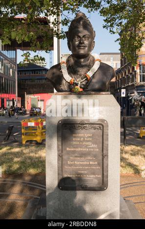 Statue en guirlande du philosophe indien Basaveshwara du 12e siècle sur les rives de la Tamise à Lambeth, Londres, Angleterre, Royaume-Uni Banque D'Images