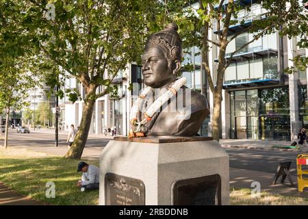 Statue en guirlande du philosophe indien Basaveshwara du 12e siècle sur les rives de la Tamise à Lambeth, Londres, Angleterre, Royaume-Uni Banque D'Images