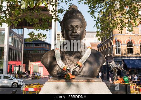 Statue en guirlande du philosophe indien Basaveshwara du 12e siècle sur les rives de la Tamise à Lambeth, Londres, Angleterre, Royaume-Uni Banque D'Images