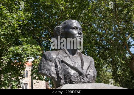 Statue commémorant Violette Szabo et les membres du SOE, sur le quai Albert, Lambeth, Londres, Angleterre, Royaume-Uni Banque D'Images