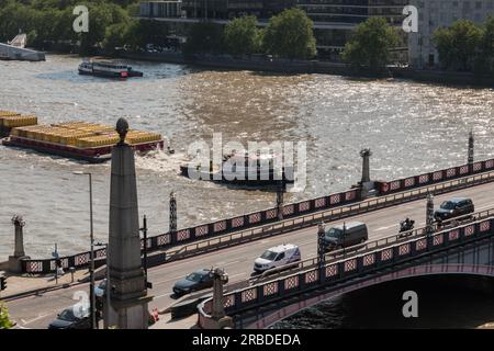 Resource, un remorqueur Cory transportant des déchets industriels en aval sous le pont Lambeth sur la Tamise, Londres, Angleterre, Royaume-Uni Banque D'Images