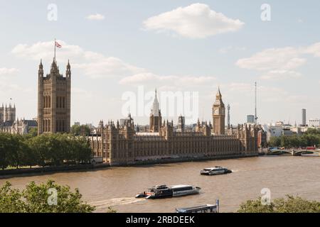 Bateaux Uber passant les chambres du Parlement et Big Ben sur la Tamise, Londres, Angleterre, Royaume-Uni Banque D'Images
