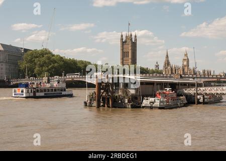 Les chambres du Parlement et Big Ben sur la Tamise, Londres, Angleterre, Royaume-Uni Banque D'Images