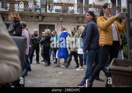 Kotor, Monténégro, 13 avril 2023 : un grand groupe de touristes visitent la place du Cinéma dans la vieille ville Banque D'Images