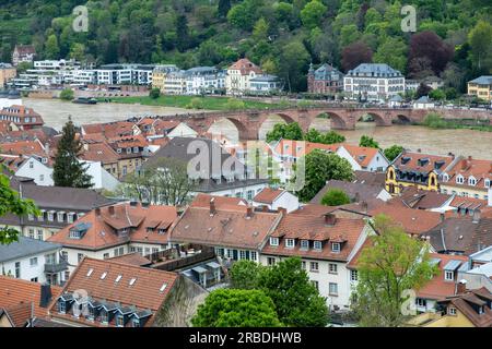 Allemagne, vue aérienne de la ville traditionnelle de Heidelberg à côté de la rivière Neckar et du Vieux Pont. Schloss Heidelberg, palais, château dans la nature. Banque D'Images