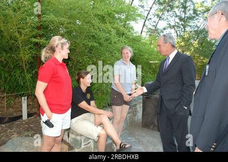 Visite du Secrétaire Dirk Kempthorne au National Zoo, Washington, D.C., pour une tournée et une participation à l'événement Children and nature avec le directeur du National Zoo John Berry, le directeur du Fish and Wildlife Service H. Dale Hall, le journaliste primé et auteur Richard Louv, Le président et chef de la direction du Fonds de conservation Larry Selzer et d'autres membres de la communauté de la conservation Banque D'Images