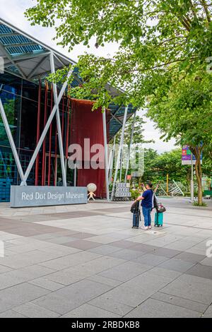Touristes devant le Red Dot Design Museum, Marina Bay Waterfront Promenade, Singapour Banque D'Images