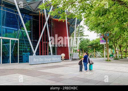 Touristes devant le Red Dot Design Museum, Marina Bay Waterfront Promenade, Singapour Banque D'Images