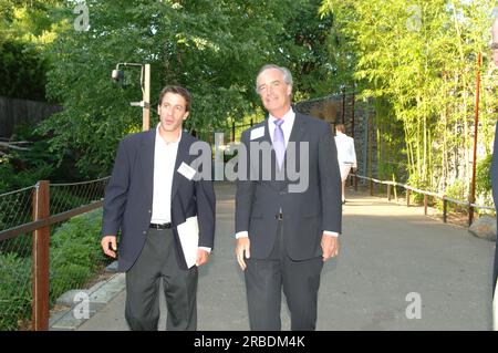 Visite du Secrétaire Dirk Kempthorne au National Zoo, Washington, D.C., pour une tournée et une participation à l'événement Children and nature avec le directeur du National Zoo John Berry, le directeur du Fish and Wildlife Service H. Dale Hall, le journaliste primé et auteur Richard Louv, Le président et chef de la direction du Fonds de conservation Larry Selzer et d'autres membres de la communauté de la conservation Banque D'Images