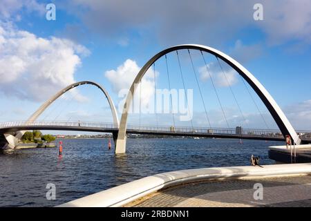 PERTH, AUSTRALIE occidentale - 16 JUILLET 2018 : pont moderne Elizabeth Quay par beau temps sur la rivière Swan et les oiseaux cormorans Banque D'Images