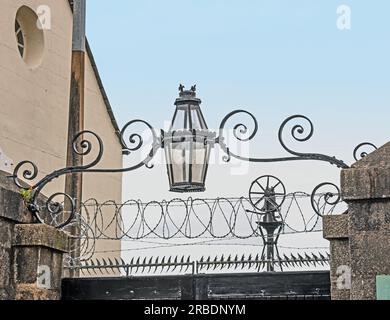 Gros plan sur le renversement de Roll et la lanterne octogonale sur la porte historique de Morice au chantier naval de Devonport, Gun Wharf, Plymouth. Le beatiful irin feat Banque D'Images