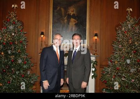 Le Secrétaire Dirk Kempthorne reçoit la visite de R. David Paulison, administrateur de l'Agence fédérale de gestion des urgences (FEMA) à main Interior Banque D'Images