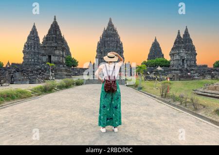 Femme voyageur au temple Prambanan près de la ville de Yogyakarta, Java central, Indonésie Banque D'Images