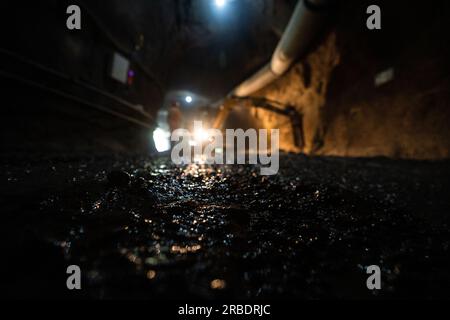 BIJIE, CHINE - 5 JUILLET 2023 - les travailleurs travaillent au projet minier et enrichissant de la mine de plomb et de zinc Zhugongtang dans le village de Zinche, à Shuitangbao To Banque D'Images