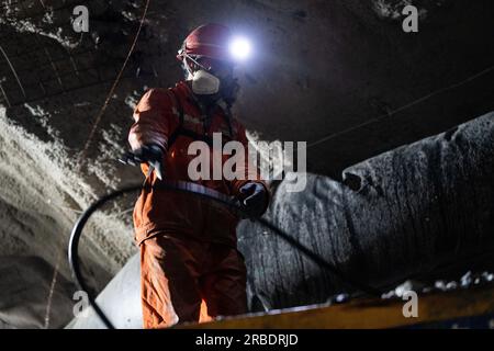 BIJIE, CHINE - 5 JUILLET 2023 - les travailleurs travaillent au projet minier et enrichissant de la mine de plomb et de zinc Zhugongtang dans le village de Zinche, à Shuitangbao To Banque D'Images