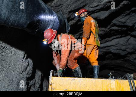 BIJIE, CHINE - 5 JUILLET 2023 - les travailleurs travaillent au projet minier et enrichissant de la mine de plomb et de zinc Zhugongtang dans le village de Zinche, à Shuitangbao To Banque D'Images