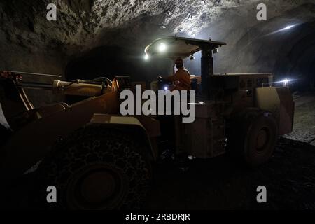 BIJIE, CHINE - 5 JUILLET 2023 - les travailleurs travaillent au projet minier et enrichissant de la mine de plomb et de zinc Zhugongtang dans le village de Zinche, à Shuitangbao To Banque D'Images