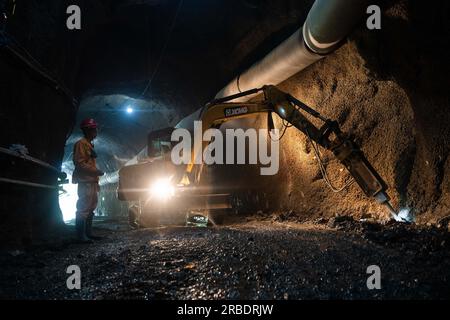 BIJIE, CHINE - 5 JUILLET 2023 - les travailleurs travaillent au projet minier et enrichissant de la mine de plomb et de zinc Zhugongtang dans le village de Zinche, à Shuitangbao To Banque D'Images