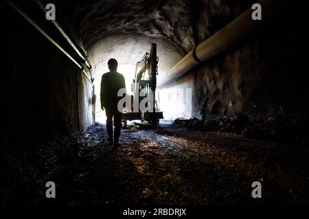 BIJIE, CHINE - 5 JUILLET 2023 - les travailleurs travaillent au projet minier et enrichissant de la mine de plomb et de zinc Zhugongtang dans le village de Zinche, à Shuitangbao To Banque D'Images