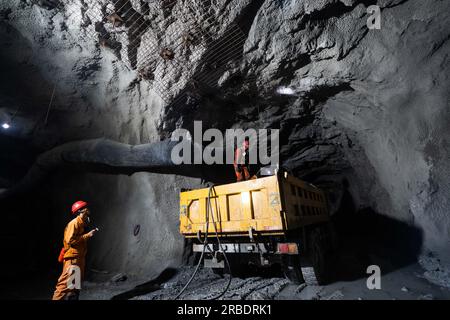 BIJIE, CHINE - 5 JUILLET 2023 - les travailleurs travaillent au projet minier et enrichissant de la mine de plomb et de zinc Zhugongtang dans le village de Zinche, à Shuitangbao To Banque D'Images