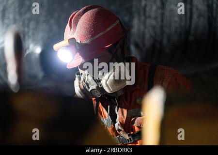 BIJIE, CHINE - 5 JUILLET 2023 - les travailleurs travaillent au projet minier et enrichissant de la mine de plomb et de zinc Zhugongtang dans le village de Zinche, à Shuitangbao To Banque D'Images