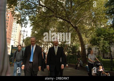 Le secrétaire Dirk Kempthorne et des assistants à New York City, New York pour la tournée, la participation à l'inauguration d'un nouveau mémorial au monument national African Burial Ground Banque D'Images