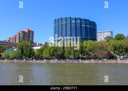 Remblai de la rivière Don à Rostov-sur-le-Don, ciel bleu, espace de copie pour le texte, Russie Banque D'Images