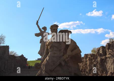 Monument de la mère patrie à Stalingrad (23 février, 9 mai, jour de la victoire, 1945 -2020) célébration du 75e anniversaire, ciel bleu avec espace copie Banque D'Images