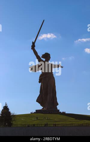 VOLGOGRAD. RUSSIE. 21 juin 2021 : vue aérienne de la statue que la Patrie appelle après restauration au sommet de la colline Mamaïev. Ciel bleu avec copie s Banque D'Images