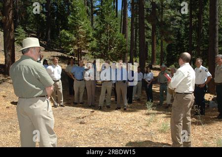 Le secrétaire Dirk Kempthorne en visite au Forest Service lors de sa visite au Sand Harbor State Park du Nevada sur les rives du lac Tahoe pour participer au Sommet annuel de restauration du lac Tahoe, où il a rejoint les sénateurs du Nevada Harry Reid et John Ensign, la sénatrice de Californie Dianne Feinstein, et d'autres chefs fédéraux, étatiques, locaux, tribaux dans le forum environnemental Banque D'Images