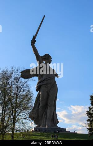 VOLGOGRAD, RUSSIE - 28 JUIN 2018 : Sculpture la Patrie fait escale sur la colline Mamayev à Volgograd, Russie. Ciel bleu avec espace de copie Banque D'Images