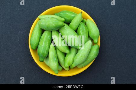 Gourdes lierre ou Coccinia grandis sur une assiette sur fond noir Banque D'Images