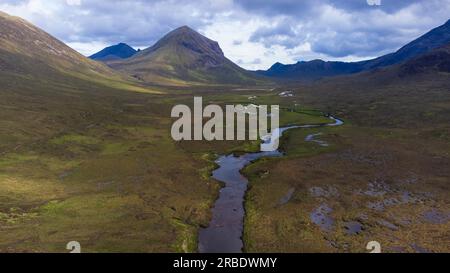 Vue aérienne du paysage dans les Red Cullins sur l'île de Skye Ecosse Royaume-Uni Banque D'Images