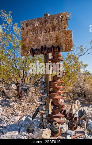 Panneau à Crankshaft Crossing, route vers Lida, Nevada, près de Big Pine Road, parc national de Death Valley, Californie, États-Unis Banque D'Images