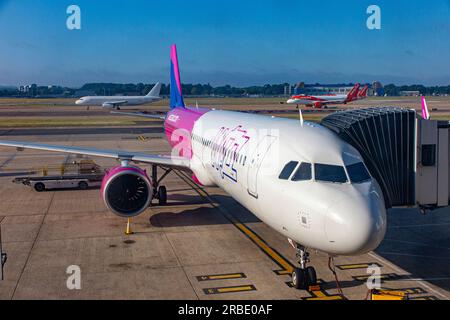 Un avion Wizzair volant au-dessus de la campagne anglaise Banque D'Images