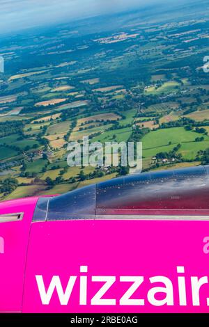 Un avion Wizzair volant au-dessus de la campagne anglaise Banque D'Images