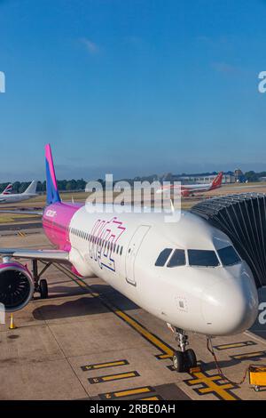 Un avion Wizzair volant au-dessus de la campagne anglaise Banque D'Images