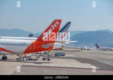 Un avion Easyjet et Air France à l'aéroport de Nice, France Banque D'Images