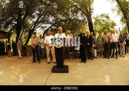 Visite du secrétaire Dirk Kempthorne à la base de Whiskeytown dans la zone de loisirs nationale de Whiskeytown dans le nord de la Californie, où il a rejoint le gouverneur de Californie Arnold Schwarzenegger et d'autres fonctionnaires, le personnel du Service des parcs nationaux, Et les pompiers lors d'un briefing sur les incendies du complexe Whiskeytown et l'état des efforts de lutte contre les incendies dans tout l'État Banque D'Images