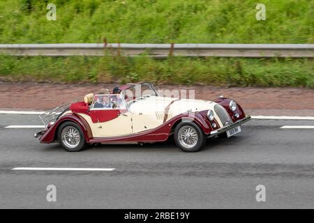 2015 Morgan plus four White car Roadster essence 1999 cc voyageant à grande vitesse sur l'autoroute M6 dans le Grand Manchester, Royaume-Uni Banque D'Images