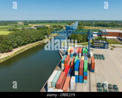 ALMELO, PAYS-BAS - 8 JUILLET 2023 : vue d'oiseau d'un petit terminal à conteneurs le long du canal de Twente, la connexion d'eau entre la rivière IJssel et Banque D'Images