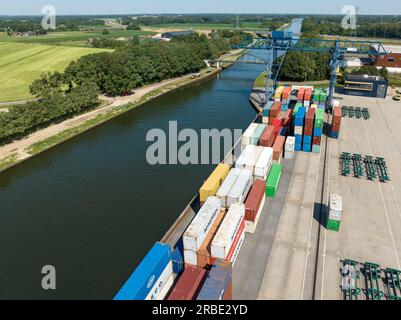 ALMELO, PAYS-BAS - 8 JUILLET 2023 : vue d'oiseau d'un petit terminal à conteneurs le long du canal de Twente, la connexion d'eau entre la rivière IJssel et Banque D'Images