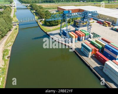 ALMELO, PAYS-BAS - 8 JUILLET 2023 : vue d'oiseau d'un petit terminal à conteneurs le long du canal de Twente, la connexion d'eau entre la rivière IJssel et Banque D'Images